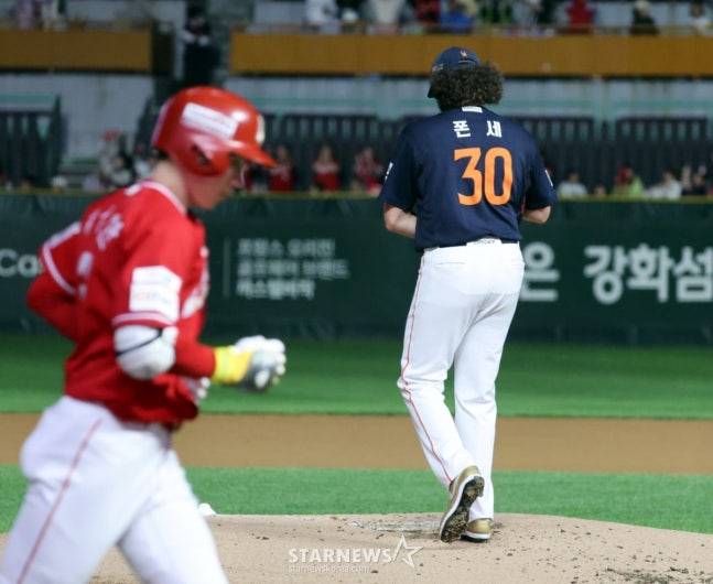 폰세(오른쪽)가 1회말 박성한에게 선제 솔로 홈런을 맞고 아쉬워하고 있다. /사진=강영조 선임기자