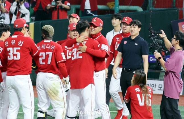 끝내기 홈런을 터뜨린 이율예(가운데)를 이숭용 감독이 껴안아주고 있다. /사진=강영조 선임기자