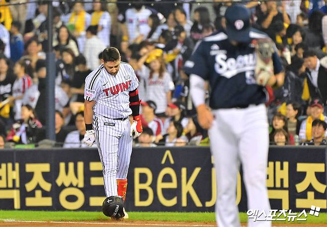 30일 오후 서울 송파구 잠실야구장에서 열린 '2025 신한 SOL Bank KBO리그' 두산 베어스와 LG 트윈스의 경기, 6회말 1사 1,2루 LG 오스틴이 병살타로 아웃된 후 아쉬워하고 있다. 엑스포츠뉴스 잠실, 김한준 기자