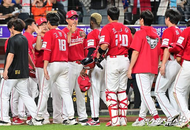 이숭용 감독이 이끄는 SSG 랜더스가 9월 30일 서울 고척스카이돔에서 열린 2025 신한 SOL Bank KBO리그 키움 히어로즈와의 팀 간 16차전에서 4-3으로 승리, 3위를 확정했다. 사진 엑스포츠뉴스 DB