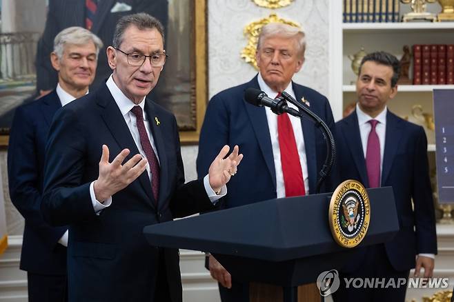 불라 화이자 최고경영자 (워싱턴 UPI=연합뉴스) 앨버트 불라 화이자 최고경영자가 30일(현지시간) 워싱턴DC 백악관에서 트럼프 행정부와의 미국 내 가격 인하 합의를 발표하고 있다. 2025.9.30