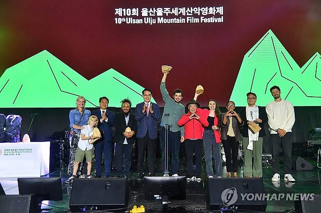 울산울주세계산악영화제 시상식 (울산=연합뉴스) 장영은 기자 = 30일 울산 울주군 영남알프스 복합웰컴센터에서 열린 국내 유일 국제산악영화제인 제10회 울산울주세계산악영화제 폐막식에서 국제경쟁 시상식이 진행되고 있다. 2025.9.30 young@yna.co.kr