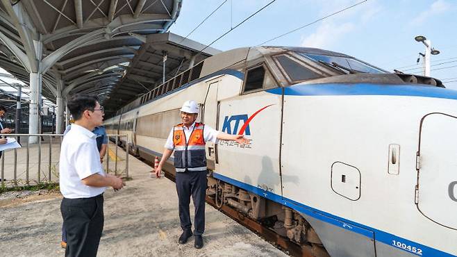 한국철도공사(코레일)는 추석 명절을 맞아 2일부터 12일까지 11일간을 '추석 특별 수송 기간'으로 정하고, 특별 교통대책본부를 24시간 운영한다.사진은 정정래 코레일 사장직무대행(사진 오른쪽)이 추석 특별 수송을 대비해 1일 오송역에서 비상대기 중인 KTX를 점검하고 있다. 사진제공은 코레일