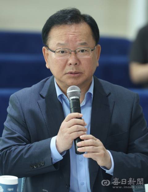 더불어민주당 김부겸 중앙당 총괄선대위원장이 지난 5월 23일 대구 북구 창조경제혁신센터를 방문해 센터 내 입주 창업자들과 소통의 시간을 가지고 있다. 안성완 기자 asw0727@imaeil.com