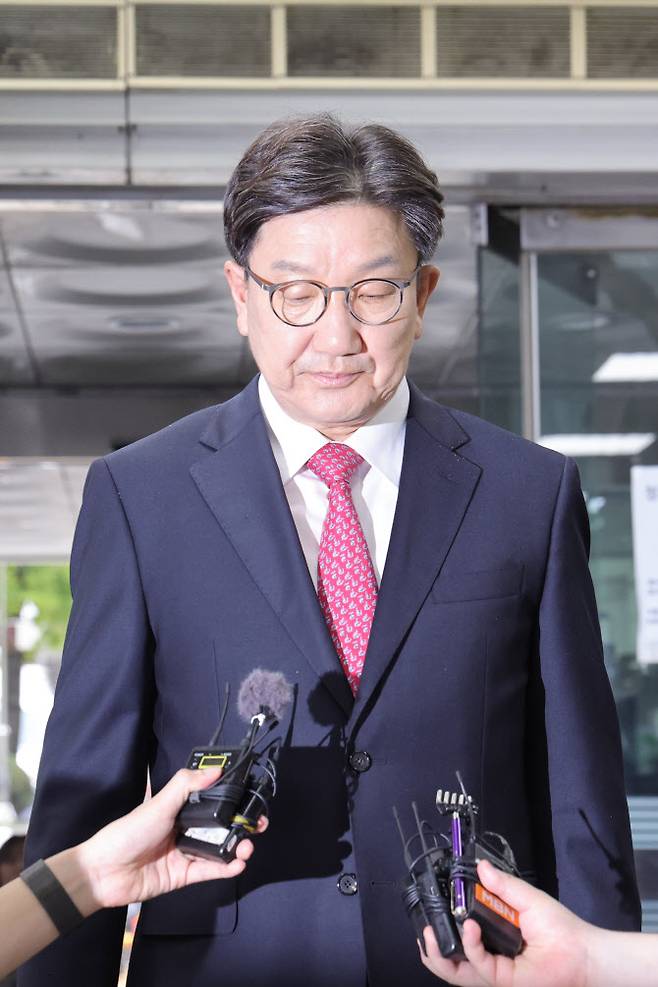 윤석열 정부와 통일교 간 ‘정교 유착’의 발단으로 지목된 국민의힘 권성동 의원이 16일 서울 서초구 서울중앙지법에서 열린 구속 전 피의자 심문(영장실질심사)에 출석하며 입장을 말하기 위해 자리를 잡고 있다. (사진=연합뉴스)