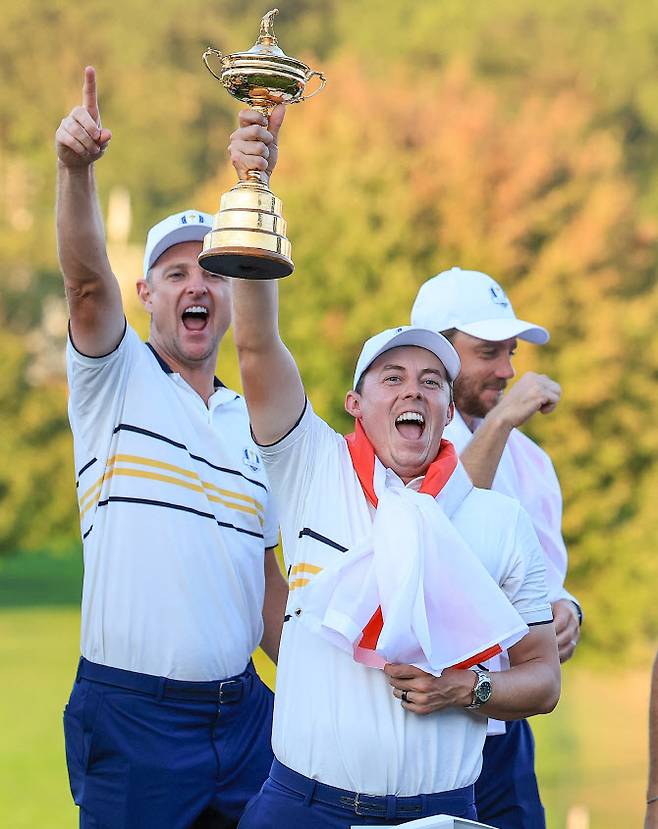 라이더컵에서 우승 트로피 들고 기뻐하는 맷 피츠패트릭.(사진=AFPBBNews)