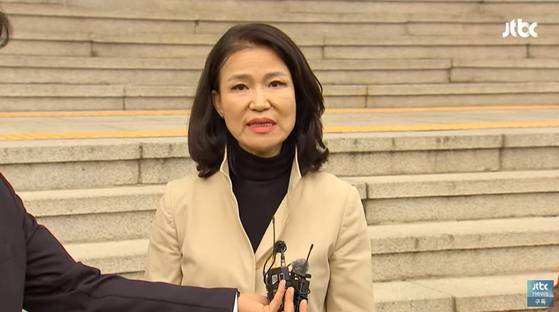 지난달 30일 이진숙 당시 방송통신위원장이 정부과천청사에서 퇴근하며 소회를 밝히고 있는 모습. 〈사진=JTBC 유튜브 모바일 라이브 캡처〉