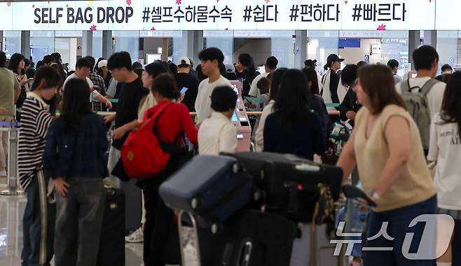 추석 연휴를 하루 앞둔 2일 오전 인천국제공항 제1여객터미널이 여행객들로 북적이고 있다. 2025.10.2/뉴스1 ⓒ News1 김성진 기자