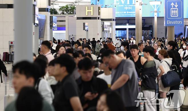 추석 연휴를 하루 앞둔 2일 오전 인천국제공항 제1여객터미널이 여행객들로 북적이고 있다. 2025.10.2/뉴스1 ⓒ News1 김성진 기자