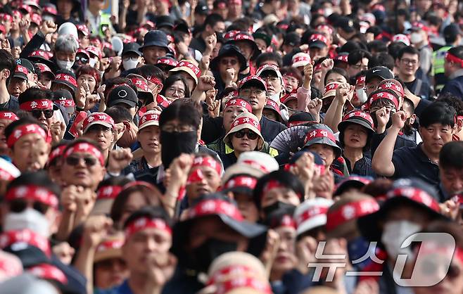 민주노총 공공운수노조 인천공항지역지부 회원들이 2일 인천국제공항 제1여객터미널에서 열린 전면파업 2일차 총파업 결의대회에서 구호를 외치고 있다. 2025.10.2/뉴스1 ⓒ News1 김성진 기자