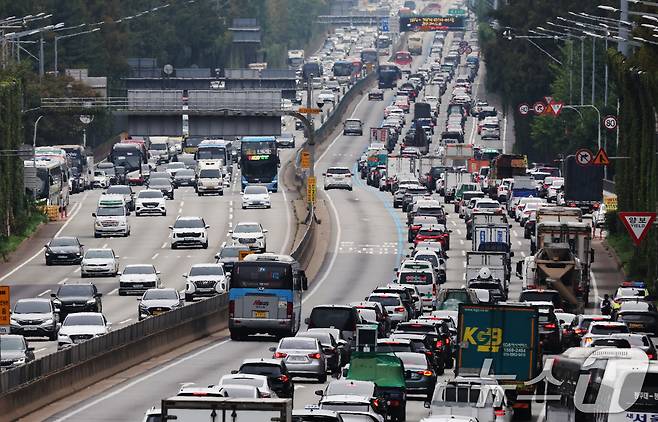 추석 연휴를 하루 앞둔 2일 오후 서울 서초구 경부고속도로 잠원IC 부산방향이 귀성길을 떠나는 차량으로 정체되고 있다. 2025.10.2/뉴스1 ⓒ News1 장수영 기자