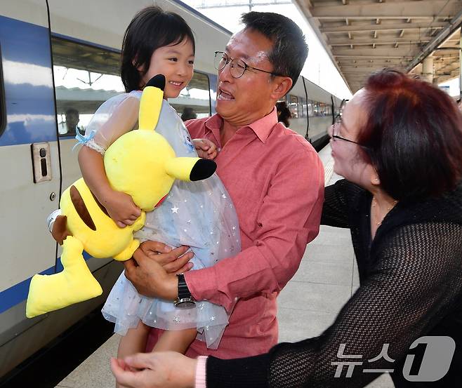 추석 귀성행렬이 시작된 2일 오후 경북 포항 KTX 역에서 기다리던 할아버지와 할머니가 고향집으로 내려온 손녀를 반갑게 맞이하고 있다. 2025.10.2/뉴스1 ⓒ News1 최창호 기자