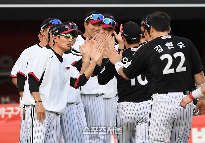 LG 염경엽 감독(왼쪽)이 수원 KT위즈파크에서 열린 2025 KBO리그 KT와의 더블헤더 1차전에서 6-2로 승리한 뒤 선수들과 하이파이브를 나누고 있다. 수원 | 박진업 기자 upandup@sportsseoul.com