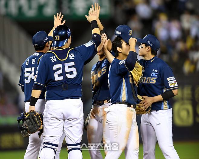 NC 선수들이 1일 서울 잠실구장에서 열린 2025 KBO리그 LG와 경기 후 하이파이브를 하며 승리를 자축하고 있다. 잠실 | 최승섭기자 thunder@sportsseoul.com