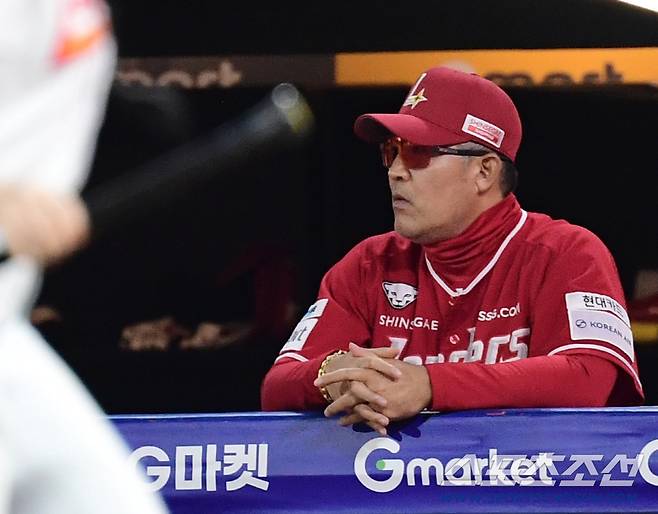 1일 인천 SSG랜더스필드에서 열린 KBO리그 SSG와 한화의 경기. 경기를 지켜보고 있는 SSG 이숭용 감독. 인천=송정헌 기자songs@sportschosun.com/2025.10.01/