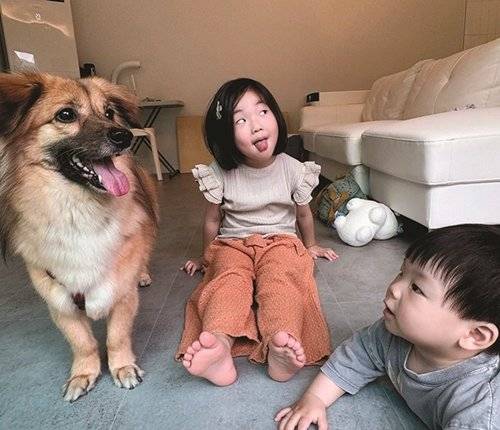 부모로서 서로에게 가장 든든한 동반자가 되어주고 있는 윤남기·이다은 부부. 첫째 리은이와 둘째 남주, 그리고 맥스.
