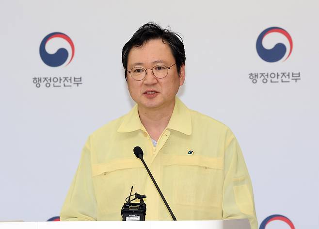 이재용 국가정보자원관리원장이 지난달 29일 정부세종청사에서 열린 중대본 브리핑에서 기자들의 질문에 답하는 모습. /연합뉴스