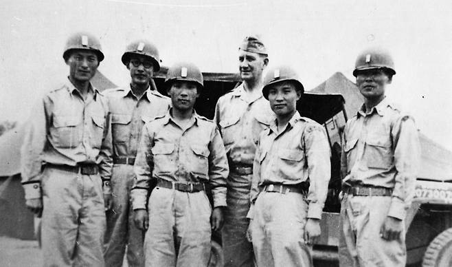 김덕영 감독의 다큐멘터리 ‘건국전쟁2′는 1948년 제주 4·3 사건 수습 임무를 맡았던 고(故) 박진경 대령(맨 오른쪽)이 학살의 주범으로 알려진 것은 잘못된 사실이라는 주장을 담고 있다. /다큐스토리