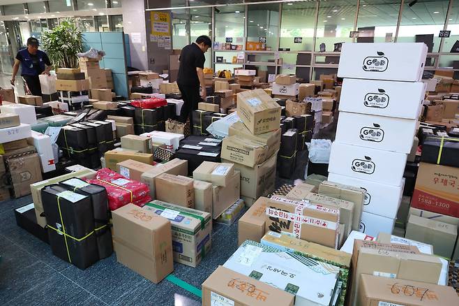 25일 서울 여의도 국회 의원회관에 추석선물 택배 상자가 쌓여있다./뉴시스