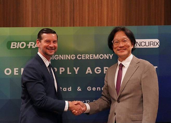짐 배리(Jim Barry) 바이오래드 부사장(EVP) 과 조상래 젠큐릭스 대표이사가 종양 진단키트 유럽 공급 계약을 기념하고 있다. /젠큐릭스