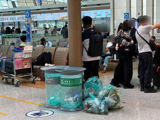 2일 인천 중구 인천국제공항 1터미널 내 한 쓰레기통 주변으로 쓰레기 더미가 쌓여있다. /이호준 기자