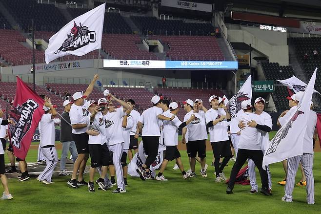 엘지(LG) 트윈스 선수들이 1일 잠실야구장에서 열린 엔씨(NC) 다이노스와 경기를 마치고 ‘정규리그 1위\' 세리머니를 하고 있다. LG는 이날 엔씨에 패했지만 2위인 한화가 에스에스지 랜더스에 역전패를 당하면서 정규리그 1위를 확정지었다. 연합뉴스