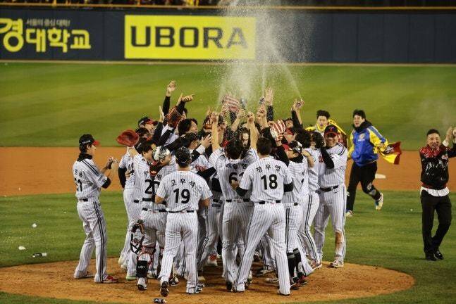 엘지(LG) 트윈스 선수들이 지난 2023년 케이티(KT) 위즈와 한국시리즈 5차전에서 통합우승을 확정 짓고 기뻐하고 있다. 김혜윤 기자 unique@hani.co.kr