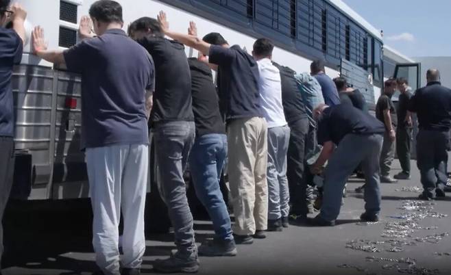 미국 이민단속 당국이 지난달 4일(현지시각) 조지아주 현대차그룹-엘지에너지솔루션의 합작 배터리 공장 건설현장에서 벌인 불법체류·고용 단속 현장 영상을 누리집에 공개했다. 연합뉴스