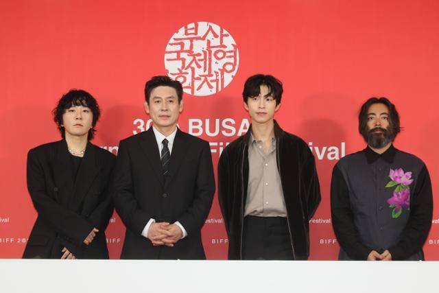 변성현 감독(왼쪽부터), 배우 설경구, 홍경, 야마다 타카유키가 제30회 부산국제영화제 '굿뉴스' 기자회견에서 포즈를 취하고 있다. 연합뉴스