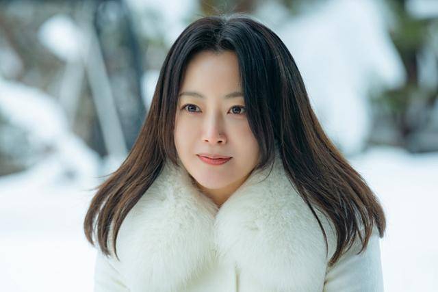 배우 김희선이 모친상을 당했다. 김희선은 슬픔 속 가족들과 빈소를 지키고 있는 중이다. 한국일보 DB