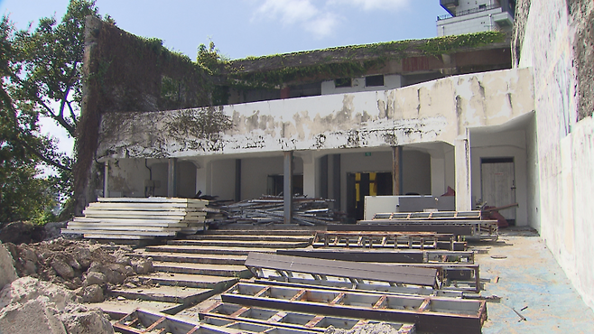 철거가 중단된 서귀포관광극장