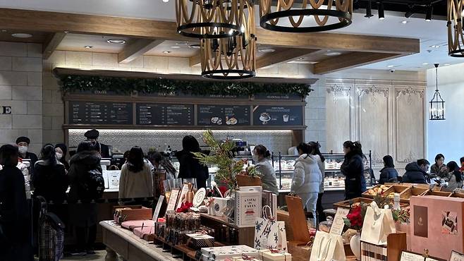 프랑제리에서 케이크를 구매하는 고객들. 사진=이랜드이츠 제공