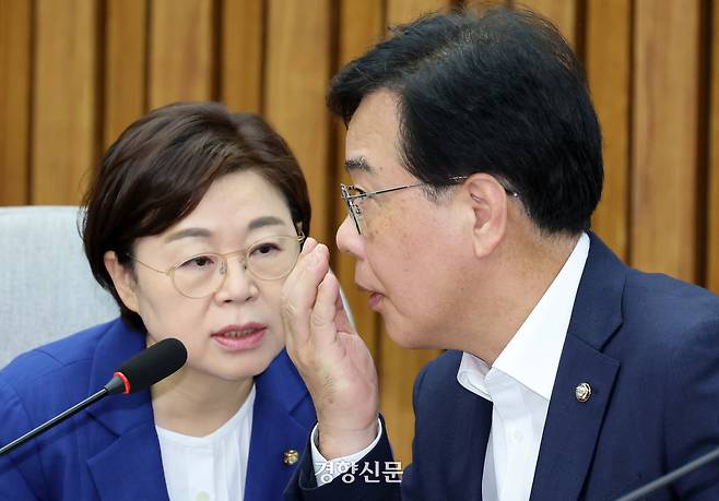 송언석 국민의힘 원내대표(오른쪽)와 김정재 정책위의장이 지난 8월 27일 국회에서 열린 한미정상회담 결과 평가 긴급 간담회에서 대화하고 있다. 박민규 선임기자