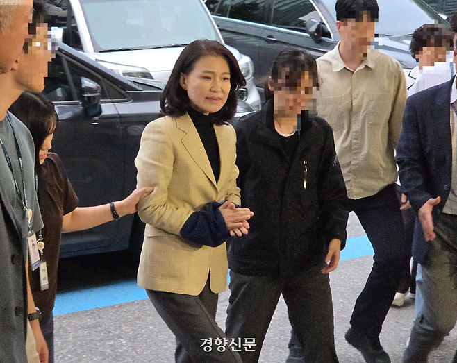 이진숙 전 방송통신위원장이 2일 경찰에 체포돼 서울 영등포경찰서로 압송되고 있다. 우혜림 기자