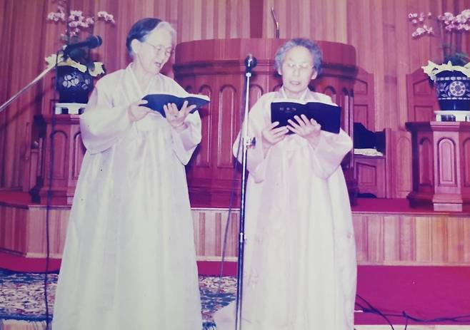 우을순(왼쪽) 할머니의 젊은 시절 교회에서 찬양하는 모습. 가족 제공