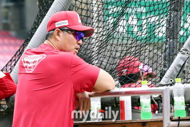 7일 오후 서울 잠실야구장에서 진행된 '2025 신한 SOL뱅크 KBO 리그' SSG-LG의 경기. 경기 전 SSG 이숭용 감독이 선수들의 타격 훈련을 지켜보고 있다./마이데일리