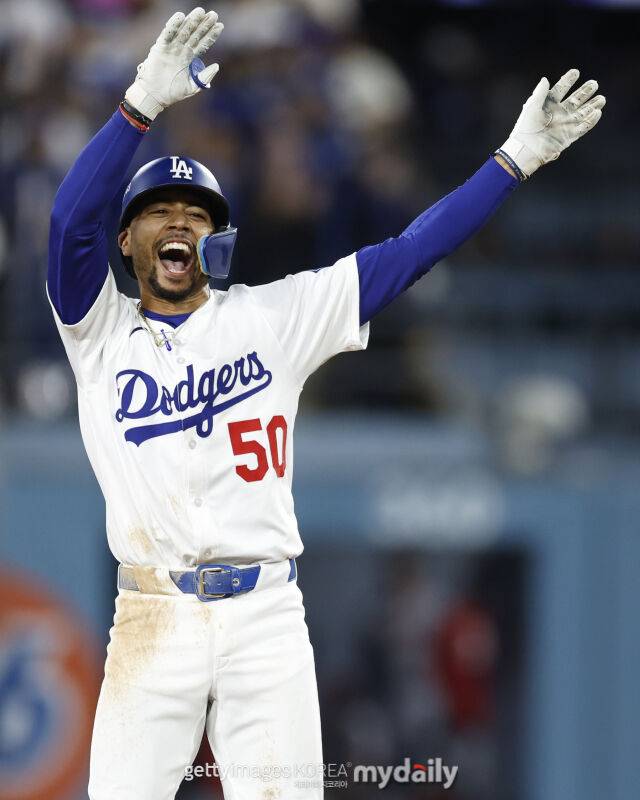 2루타를 친 후 세리머니하는 베츠. /게티이미지코리아