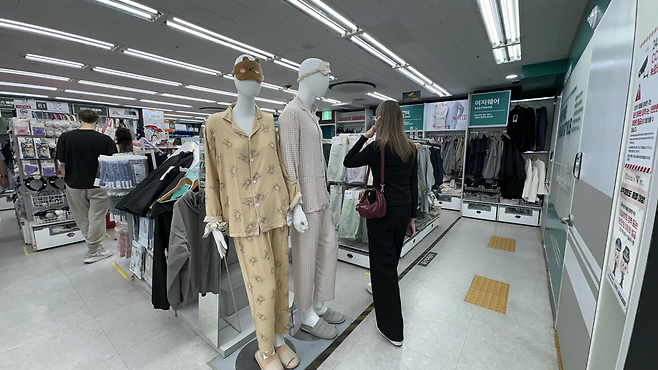 다이소 명동역점 12층 의류 코너에서 외국인들이 쇼핑을 하고 있다. 박연수 기자