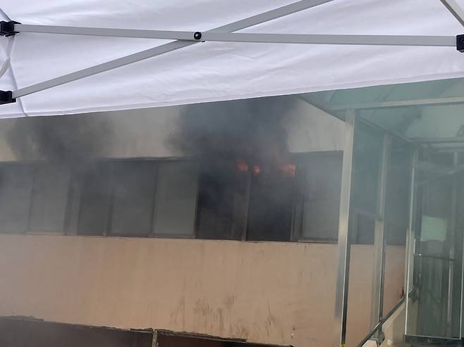 리튬이온 배터리 폭발로 아파트 현관에서 불길과 연기가 치솟고 있다. 손인규 기자