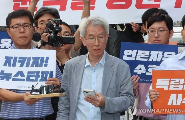 2023년 9월 14일 검찰은 뉴스타파 사무실과 뉴스타파 기자 2명(한상진, 봉지욱)의 자택을 압수수색했다. '대통령 윤석열'의 명예를 훼손했다는 혐의였다. 사진은 압수수색 당일 입장문을 발표하는 김용진 뉴스타파 대표.