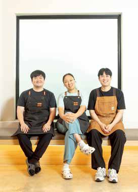 ‘햇살아이떡집’을 운영하는 인병구·이송희 씨 부부(왼쪽)와 떡 카페 ‘모시울’ 주인장 이인우 씨.