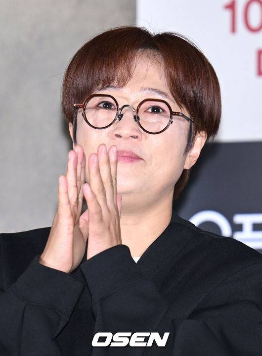 [OSEN=김성락 기자 17일 오후 서울 용산구 한강대로 CGV 용산아이파크몰에서 영화 ‘오픈 더 도어’ 언론시사회가 열렸다. 송은이 대표가 인사말을 전하고 있다. 2023.10.17 / ksl0919@osen.co.kr