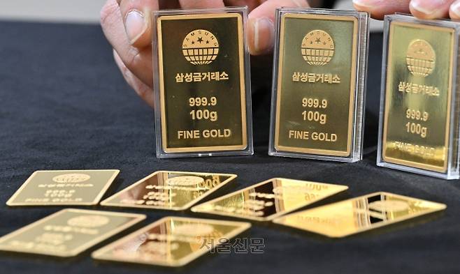 경제-금융-금값-금 거래량 7개월만에 최대치-삼성금거래소 - 국제 금값 상승과 함께 국내 금 거래량이 7개월 만에 최대치를 기록한 가운데 4일 서울 종로구 삼성금거래소에서 직원이 금을 정리하고 있다. 2023.12.4 홍윤기 기자