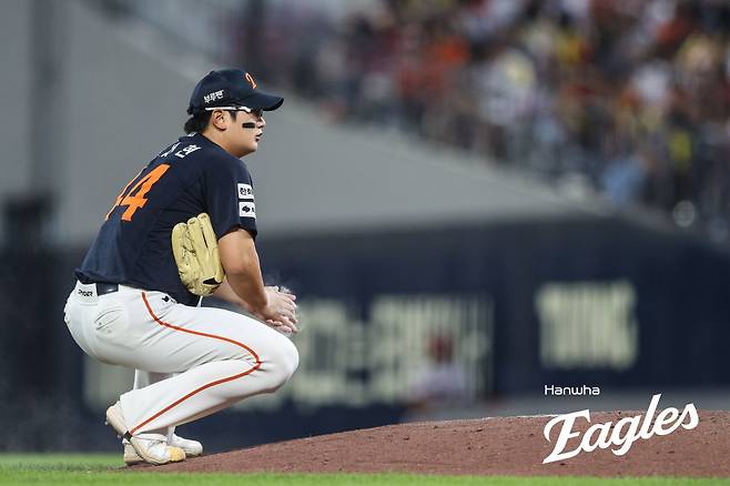 한화 김서현은 1일 인천 SSG와 원정경기에서 9회말 구원등판해 0.2이닝 4실점으로 블론세이브를 기록해 패전투수가 됐다. 팀도 선두 경쟁에서 밀리며 리그 2위를 확정하며 쓰라린 경험을 맛봤다. 사진제공|한화 이글스