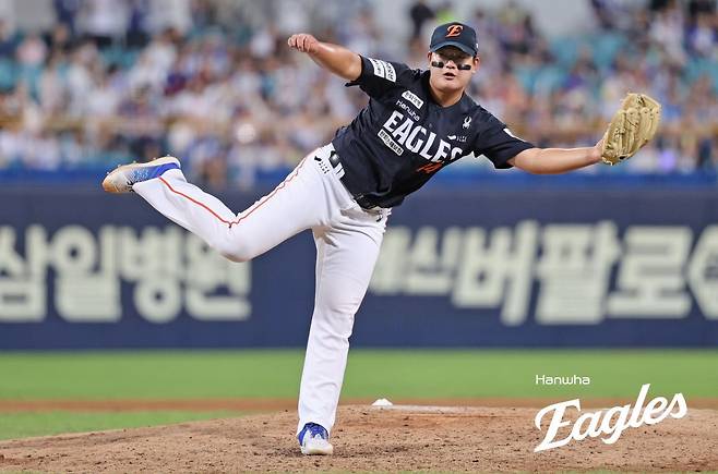 한화 김서현은 1일 인천 SSG와 원정경기에서 9회말 구원등판해 0.2이닝 4실점으로 블론세이브를 기록해 패전투수가 됐다. 팀도 선두 경쟁에서 밀리며 리그 2위를 확정하며 쓰라린 경험을 맛봤다. 사진제공|한화 이글스