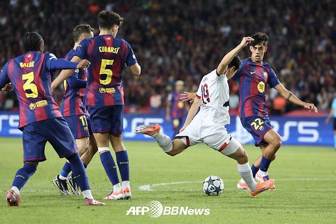 파리 생제르맹(PSG) 이강인이 2일(한국시간) 스페인 바르셀로나의 에스타디 올림픽 류이스 쿰파니스에서 열린 2025~2026 유럽축구연맹(UEFA) 챔피언스리그(UCL) 리그 페이즈 2차전 FC바르셀로나전에서 왼발 슈팅을 시도하고 있다. /AFPBBNews=뉴스1