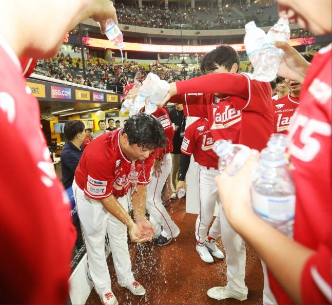 현원회(왼쪽)가 승리 후 동료들로부터 축하 물 세례를 받고 있다. /사진=SSG 랜더스 제공