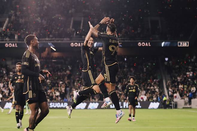 로스앤젤레스(LA)FC 손흥민과 드니 부앙가가 합작 세리머니를 펼치고 있다. /사진=LAFC SNS 캡처