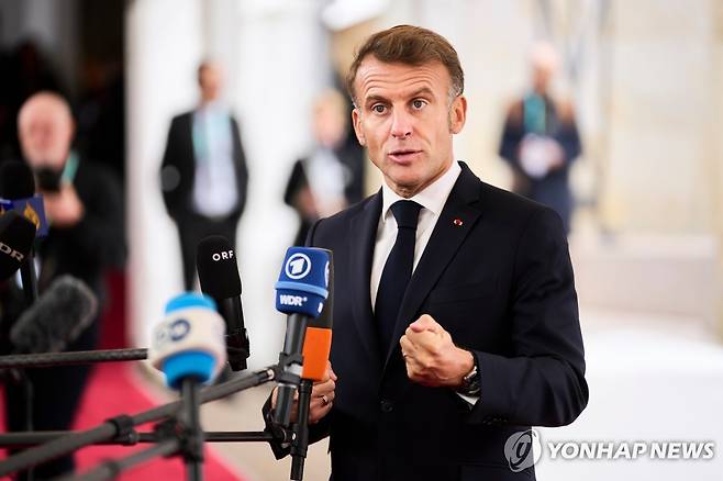 취재진 질문에 답하는 마크롱 대통령 (코펜하겐 AP=연합뉴스) 에마뉘엘 마크롱 프랑스 대통령이 1일(현지시간) EU 비공식 정상회의에서 취재진 질문에 답하고 있다. 2025.10.1 photo@yna.co.kr