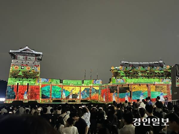 오는 12일까지 펼쳐지는 화성행궁 미디어아트. 2025.10.2 /신지영 기자 sjy@kyeongin.com